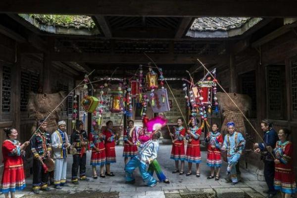 土家风情盛宴：揭秘神秘摆手舞背后的千年传承