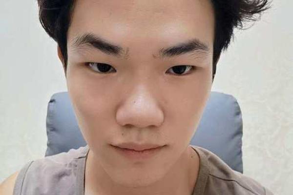 额头低男人：揭秘面相中的神秘力量